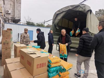 军分区领导一行慰问太山庙村困难群众