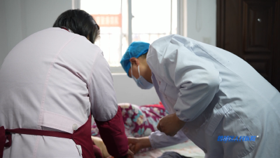 V视| 曾都区人民医院：医护上门回访 为98岁术后老人拆线送温暖