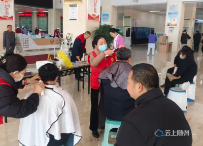 传承雷锋精神 义剪送暖 中医惠民——随州市中心医院开展学雷锋主题公益志愿服务活动