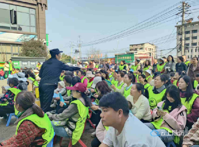 安全宣讲进校园 安全生活伴成长——南郊派出所走进柳树淌幼儿园运动会现场开展安全宣传