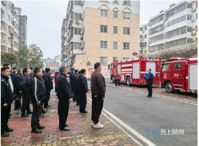 以“练”筑“防”，护航营商 ——草店子社区消防应急救援演练进小区 