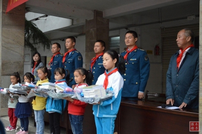 驻广水空降兵拳头团与应办一小贫困生手拉手活动  暨国防教育讲座活动