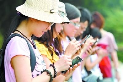 低头看手机等于脖子上挂10块砖 近四成颈椎病患者不到30岁