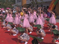 市八一学校庆“六一”