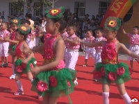 市八一学校庆“六一”