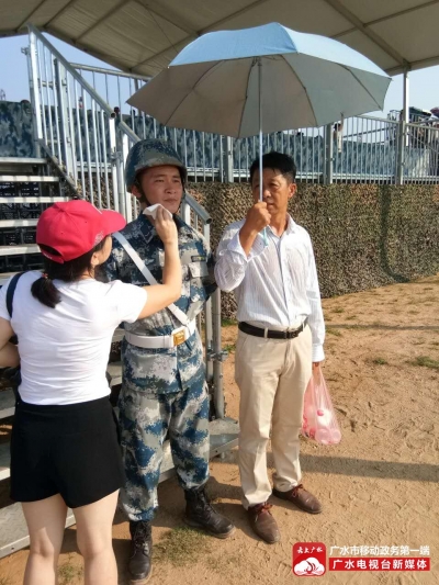 【感动】战士高温站岗 市民为其撑伞 美女为其擦汗 