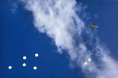 【帅呆】中国空降兵跳伞的这些瞬间，值得你珍藏！