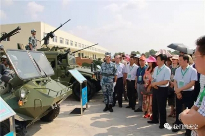 空降兵各型武器一起亮相，参观者直呼“过瘾”！