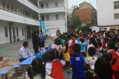 广水交警为新学期中小学生编织