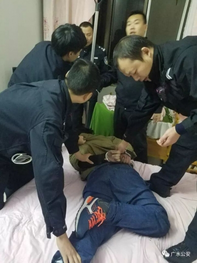 广水一男子病发追砍母亲被巡警制服
