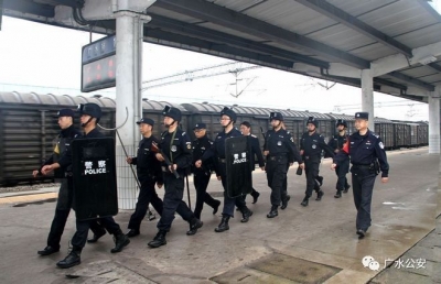 【保卫十九大 十一我在岗】 巡、铁民警联合巡防，严守车站安全