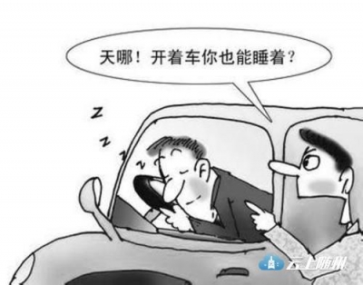 醉了！广水一男子等候红绿灯竟睡着 ，民警敲窗10分钟才叫醒