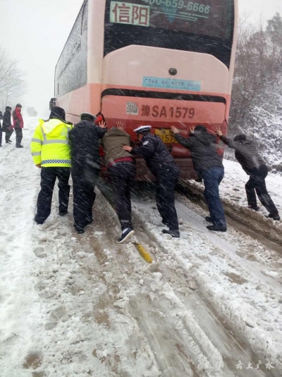 暴风雪致平靖关道路打滑 广水“警路地”全力疏堵排险保平安