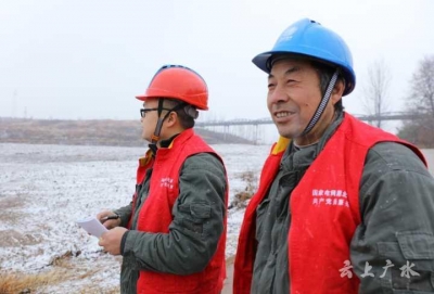 市供电公司光满服务队冒雪巡检线路保供电