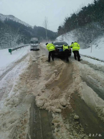 500辆车从京珠涌进107国道 广水交警“开辟通道”全线护送