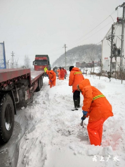 大雪来袭 我市各地各部门各司其职 各就各位 保运转 保安全 保畅通