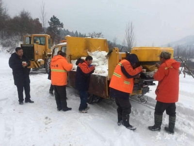 这一组雪中就餐的照片刷爆朋友圈 第一张就看哭了