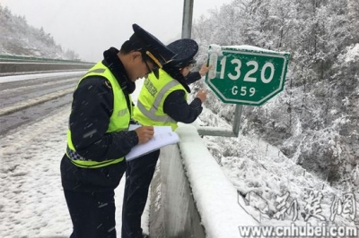 湖北23条高速公路路段临时封闭 交通部门打响除雪保畅战
