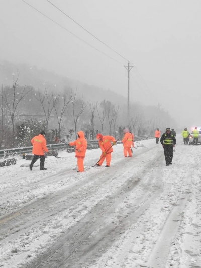 我市公路 交警部门除雪铲冰保畅通