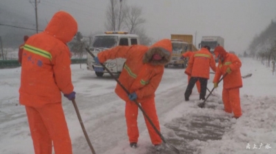 暴雪又至  市公路部门除雪保畅通  画面定格温暖与感动