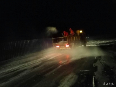 市公路养护部门全力以赴除雪保畅