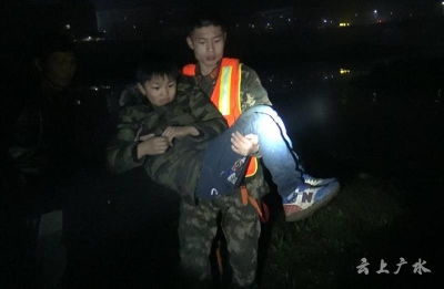广水：两小孩被困河中浅滩 随州消防紧急救援