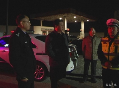 市公路、交警部门开展联合“治超”行动