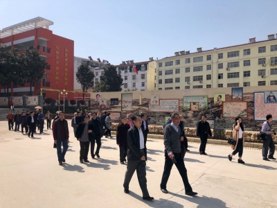 市教育局组织退休老干部到城郊办应台中心小学参观指导
