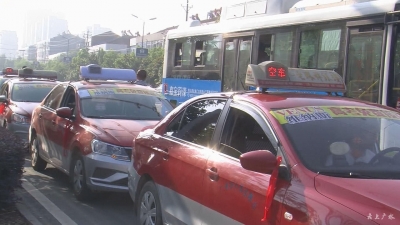 我市百辆“爱心送考”车 全力服务高考考生