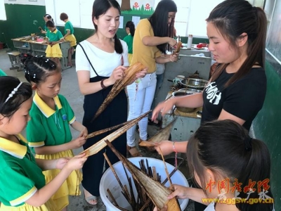 城郊北斗中心小学：包端午浓情米粽 识端午厚重历史