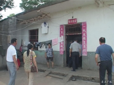 吴巴金慰问老党员
