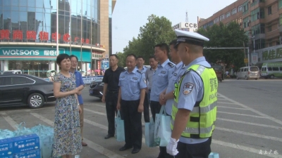 刘秀玲看望慰问高温下坚守一线的公安交警及干部职工