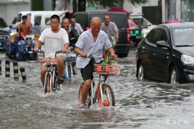 北方多地暴雨 停车场被淹、积水“齐腰”…未来三天仍有强降雨！