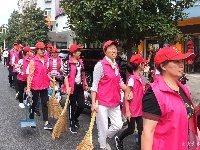 十月一日国庆节;学雷锋服务队打扫卫生