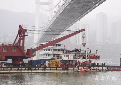 痛心！重庆公交车坠江事故已发现9名遇难者，7名已救捞上岸