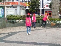 十月一日国庆节;学雷锋服务队打扫卫生