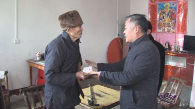 吴巴金节前慰问困难党员、贫困户