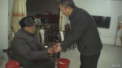 刘伟走访慰问困难党员和困难群众  