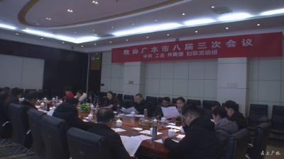 与会政协委员继续讨论常委会工作报告