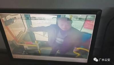 惊魂！广水一老汉突然抢夺公交车方向盘……