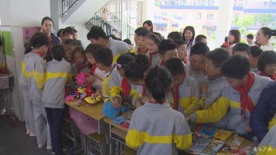 市第二实验小学：开展爱心义卖 培养奉献美德