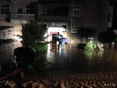 暴雨中 应办党员干部为群众撑起“保护伞”