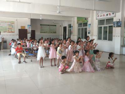 武汉华夏理工学院实践队在吴店镇中心小学举办文艺汇演