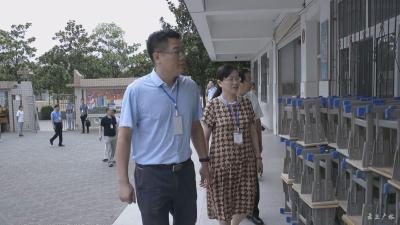 何胜、王桂兰巡视高中教师招聘考试工作