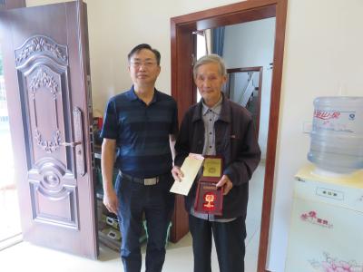 市退伍军人事务局为建国前入伍老兵发放国庆纪念章