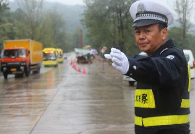 广水交警：亮标牌 阔路口