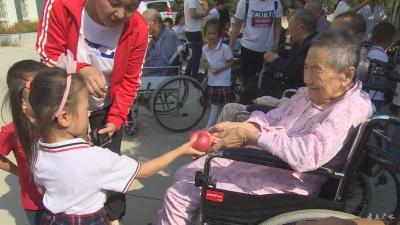 长岭镇尚德幼儿园走进阳光福利院看望老人