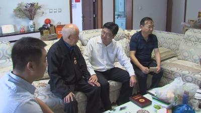 黄继军为荣立一等功老军人发放国庆纪念章