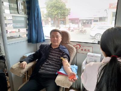 广水市实验小学组织党员教师参加无偿献血