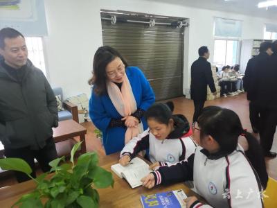 王桂兰到市实验中学检查健康平安校园建设